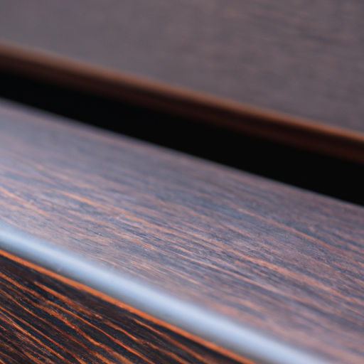 Een close-up van de materialen en textuur van het hout en ijzer van de bank
